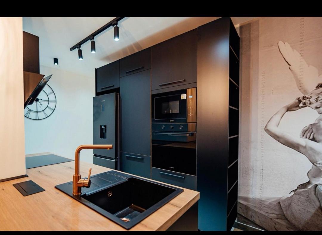 Black Queen Apartment Split Bagian luar foto