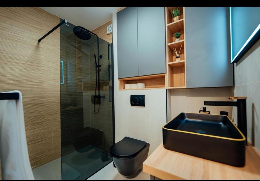 Black Queen Apartment Split Bagian luar foto